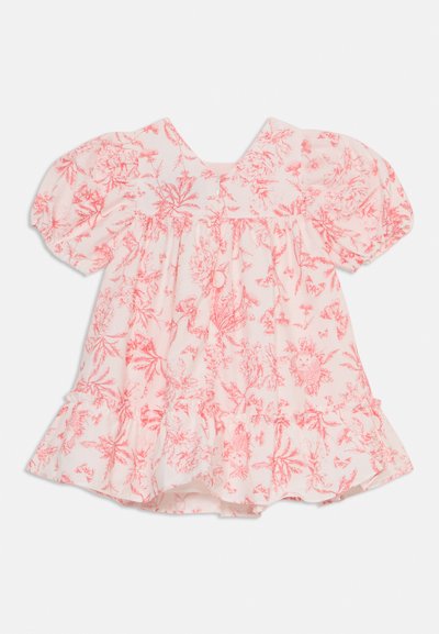 Blommig klänning med puffärmar, tillverkad av lätt tyg. Har ett rosa blommönster på en vit bakgrund och en volangkant.