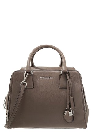 Torba Michael Kors z taupe teksturowanej skóry, z podwójnymi uchwytami, odpinanym paskiem na ramię oraz srebrnymi elementami ozdobnymi.
