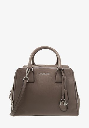 Torba Michael Kors z taupe teksturowanej skóry, z podwójnymi uchwytami, odpinanym paskiem na ramię oraz srebrnymi elementami ozdobnymi.