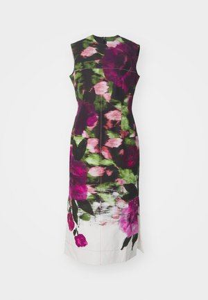 Vestido floral con una silueta ajustada que presenta un degradado de flores moradas y verdes sobre un fondo negro, diseño sin mangas y cierre en la parte posterior.