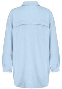 Hellblaues, langärmeliges Hemd aus strukturiertem Stoff, mit Rückenpasse und Knopfmanschetten für eine entspannte Passform.