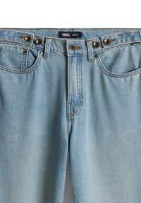 Lichtblauwe spijkerbroek met een rechte pasvorm, voorzien van twee voorzakken, een ritssluiting en dubbele knoopsluiting. Merketiket zichtbaar aan de taille.