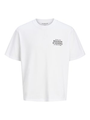 Bela majica s kratkimi rokavi z okrolim izrezom in majhnim črnim napisom "MAISON D'HIVER" na levi strani prsnega koša.