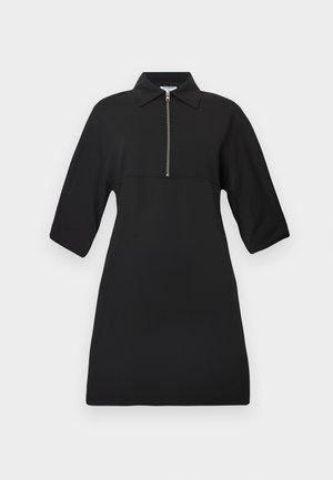 Μαύρο φόρεμα με κοντά μανίκια, γιακά και εμπρόσθιο φερμουάρ που εκτείνεται από τον γιακά μέχρι το μέσο του στήθους.