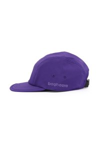 Lila tygmössa med böjd skärmm, ventilationshål, justerbart svart band och "bagheera"-logotyp på sidan.