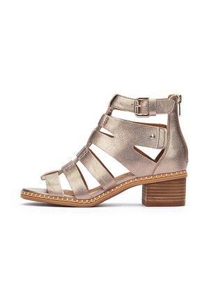 Dame metallic rosaguld sandal med remme, blokhæl, ankelrem med spænde og lynlås bagpå.