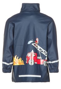 Marine vanntett regnjakke med grafikk av brannmann med brannbil, stige og flammer. Reflekterende striper på ermene.