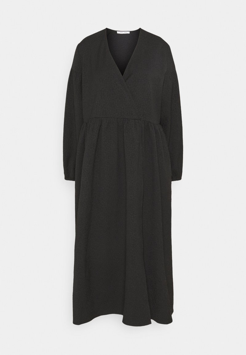Robe midi noire à manches longues avec encolure en V, taille froncée et jupe ample, présentée sur un fond clair uni.