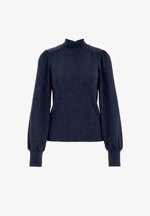 Mornarsko modra bluzica z teksturo, visokim ovratnikom, dolgimi napihnjenimi rokavi in subtilnim valovitim vzorcem. Tkanina ima rahlo sijanje za dodatno podrobnost.