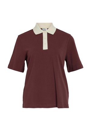 Bordeauxrote Poloshirt aus strukturiertem Stoff, mit einem kontrastierenden cremefarbenen Kragen und drei Knöpfen am Hals. Mit kurzen Ärmeln.