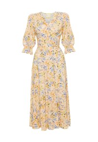 Kwiatowa sukienka o kroju kopertowym z krótkimi bufkami, w żółtej bazie z niebieskimi i zielonymi wzorami kwiatowymi, uszyta z lekkiego materiału.