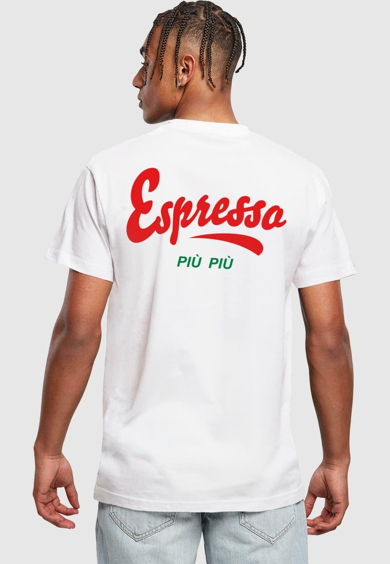 Balta medvilninė marškinėliai su raudonu užrašu "Espresso" ir žaliu "PIÙ PIÙ" tekstu ant nugaros, klasikinio apvalaus kaklo ir trumpomis rankovėmis.