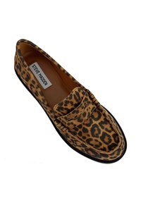 Mocassini slip-on con stampa leopardata, dotati di un morbido upper in suede, punta arrotondata e suola nera piatta. L'etichetta riporta "Steve Madden."