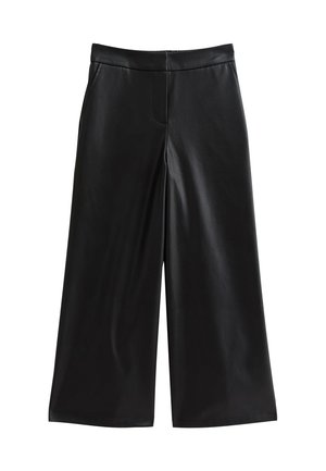 Pantaloni neri a gamba larga con vita alta e texture liscia simile alla pelle, dotati di tasche laterali e chiusura frontale nascosta.