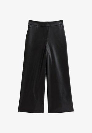 Pantaloni neri a gamba larga con vita alta e texture liscia simile alla pelle, dotati di tasche laterali e chiusura frontale nascosta.
