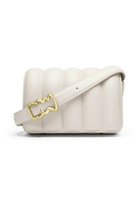 Borsa a spalla color crema realizzata in materiale liscio, caratterizzata da pannelli trapuntati, chiusura a pattina e una fibbia decorativa color oro.