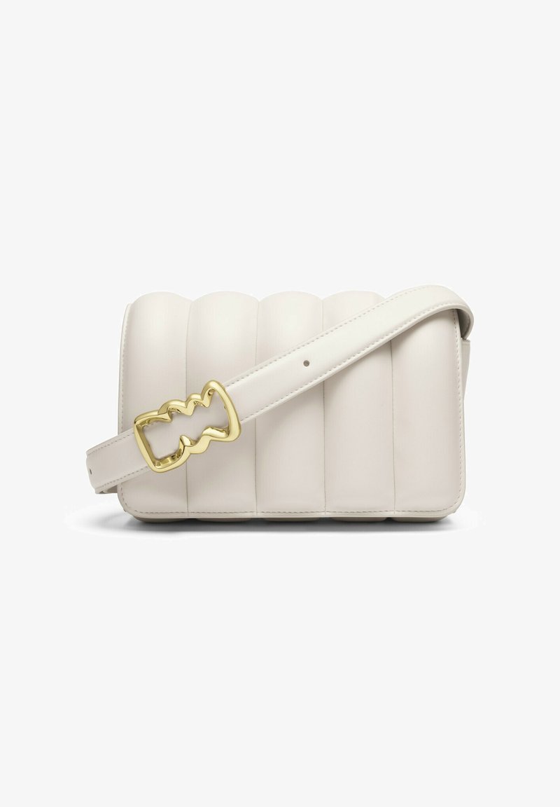 Svijetlosmeđa torba za rame od glatkog materijala, s ušivenim panelima, preklopom i dekorativnom kopčom u zlatnoj boji.