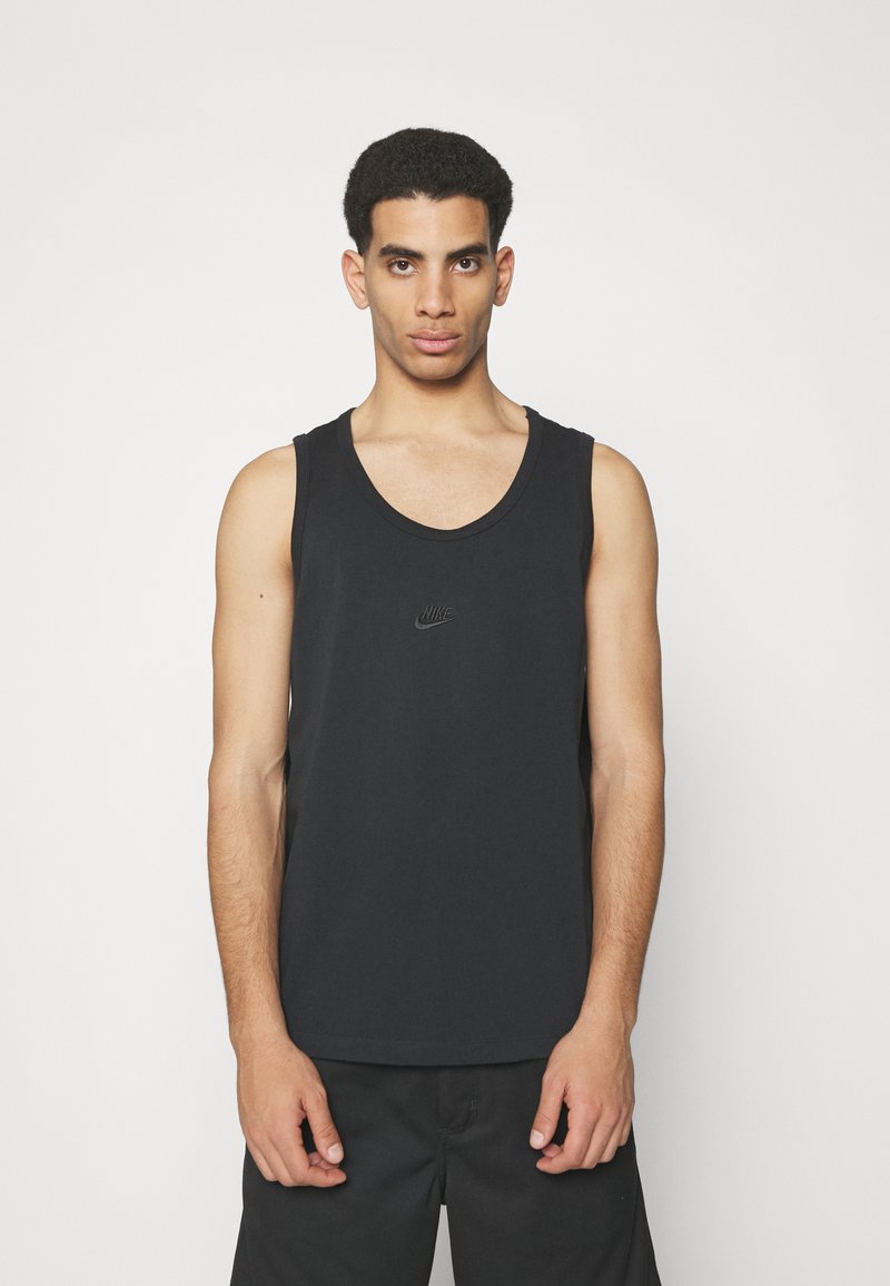 Camiseta sin mangas negra de Nike con cuello redondo, diseño sin mangas y un logotipo sutil en el pecho, hecha de una tela suave.