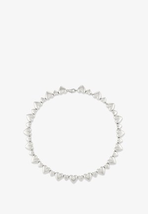 Sølv halskæde med vekslende små og store hjerteformede led og en central lås, arrangeret i en cirkel på en hvid baggrund.