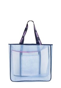 Bolsa de red azul transparente con asas en color marino, que presenta un acento en rosa. En su interior, se puede ver un diseño impreso en contraste con la red.