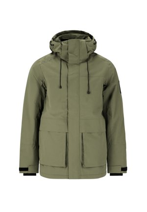 Olivengrøn isoleret jakke med høj krave, justerbar snørehætte, lynlås foran og to store forlommer. Sorte accenter ved manchetterne.