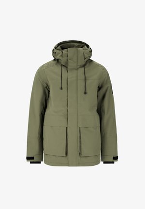 Oliivinvihreä eristetty takki, jossa on korkea kaulus, säädettävä nauhahuppu, etuvetoketju ja kaksi suurta etutaskua. Mustat yksityiskohdat hihoissa.