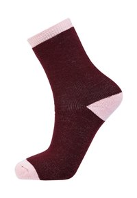 Viininpunaiset ja vaaleanpunaiset nilkkasukat, joissa on yhtenäinen muotoilu ja tekstuurivaihtelut reunassa ja kantapäässä, näyttäen istutun muodon.