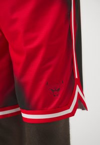Nike Performance NBA CHICAGO BULLS DNA SHORT - Klubruházat - university red/black