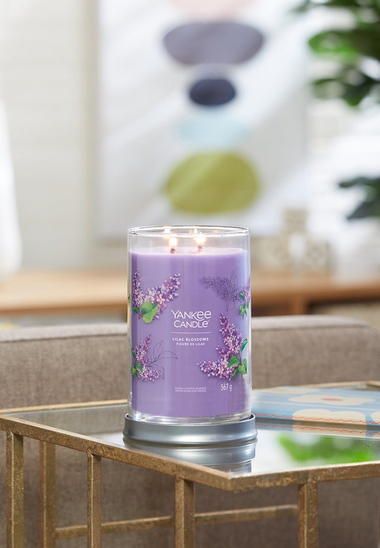 Yankee Candle, Duft Lilac Blossoms, in einem klaren Glasbehälter. Helllila Wachsschicht, verziert mit floralen Illustrationen. Inhalt 567 g.