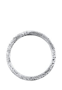 Inel din argint cu o suprafață texturată și neregulată, având o formă circulară continuă și o strălucire subtilă, evidențiind aspectul său lucrat manual.