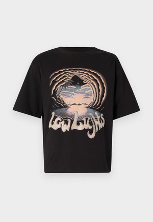 T-shirt de algodão preto com um corte largo, apresentando uma gráfica colorida de uma paisagem montanhosa e um design de texto "Low Lights" numa fonte estilizada.