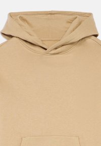 Μπεζ φούτερ με κουκούλα, διαθέτει μπροστινή τσέπη και δεν έχει ορατά λογότυπα ή σχέδια.