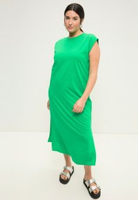 Studio Untold DÉCOLLETÉ ROND FENTE SUR LE CÔTÉ - Žerzejové šaty - natural green