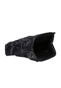 Borsa nera in pelle con una texture morbida e rugosa, ampia apertura e zip dorate. L'interno presenta una fodera scura e tasche organizzative.