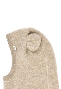 Beżowy kaptur z wełny o zaokrąglonym wierzchu i małych uszopodobnych akcentach; miękka faktura i widoczne szwy wzdłuż krawędzi.