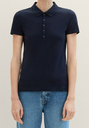 Marineblaues Poloshirt mit Kragen, kurzen Ärmeln und einer Knopfleiste mit sechs Knöpfen; glatte Textur, minimalistisches Design und maßgeschneiderte Passform.