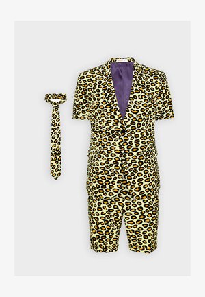 Žltý krátky oblek s leopardím vzorom, ktorý má čierne a oranžové škvrny. Zahŕňa zodpovedajúcu kravatu. Mäkká textúra s fialovým podšívkou.