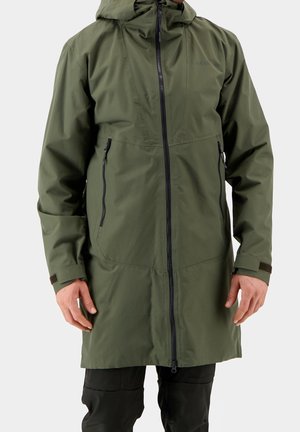 Olivgrüne wasserdichte Jacke mit Kapuze, Frontreißverschluss, zwei seitlichen Reißverschlusstaschen und verstellbaren Bündchen für eine sichere Passform.