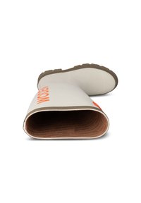Bottillon imperméable blanc avec une large ouverture, intérieur texturé marron, semelle en caoutchouc marron et texte orange "WOODEN" sur le côté.