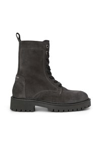 Schwarzer Wildleder-Kampfboot mit Schnürung, dicker profilierten Sohle, knöchelhohem Design, Zuglasche hinten und sichtbaren Nähdetails.