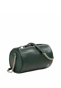 Borsa a tracolla verde in pelle con forma rotonda, chiusura con zip e tracolla a catena. Presenta una texture liscia e un branding minimale sul lato.