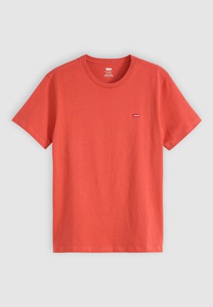 Punane puuvillane T-särk klassikalise ümarakaelusega, lühikeste varrukatega ja väike Levi'si logo silt vasakus rinnapiirkonnas.