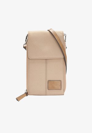 Beżowa torebka na ramię z klapą, regulowanym paskiem i małą skórzaną łatką na przednim, dolnym rogu po prawej stronie.