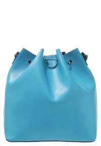 Niebieska skórzana torba typu bucket z sznurkiem do zamykania i czarnymi metalowymi oczkami, przedstawiona na białym tle.