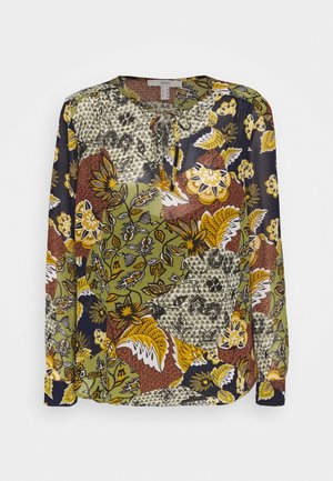 Langärmelige Bluse mit Bindeband am Ausschnitt, mit einem detaillierten Blumen- und Blättermuster in Grün, Gelb, Braun, Schwarz und Creme.