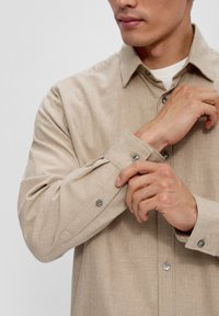 s.Oliver REGULAR - Hemd - helles beige