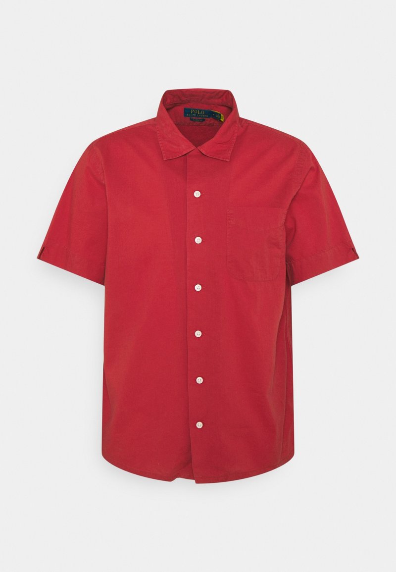 Chemise à manches courtes, rouge, à boutons, fabriquée en coton avec un col pointu et une poche poitrine. Comprend des boutons blancs et un ourlet droit.