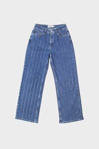 Vaqueros de mezclilla azul con corte de pierna ancha, que presentan rayas verticales en azul claro y un diseño tradicional de cinco bolsillos, con cierre de cremallera.
