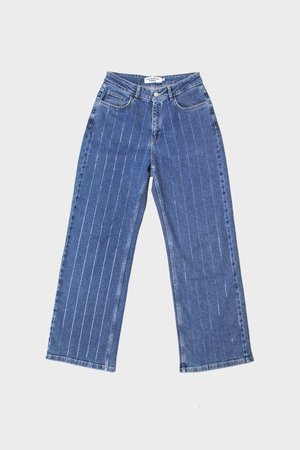 Blå denimbukser med bred benfacon, med vertikale lyseblå striper og tradisjonell fem-lommers design, med glidelås.
