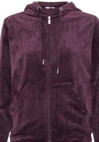 Bordowa bluza na zamek z miękkiej, pluszowej tkaniny, posiada kaptur, dwie przednie kieszenie oraz srebrne elementy do regulacji sznurków.